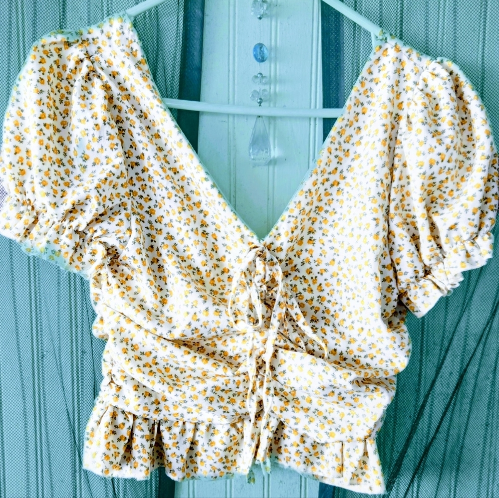 Chic Yellow Floral Blouse with Puff Sleeves